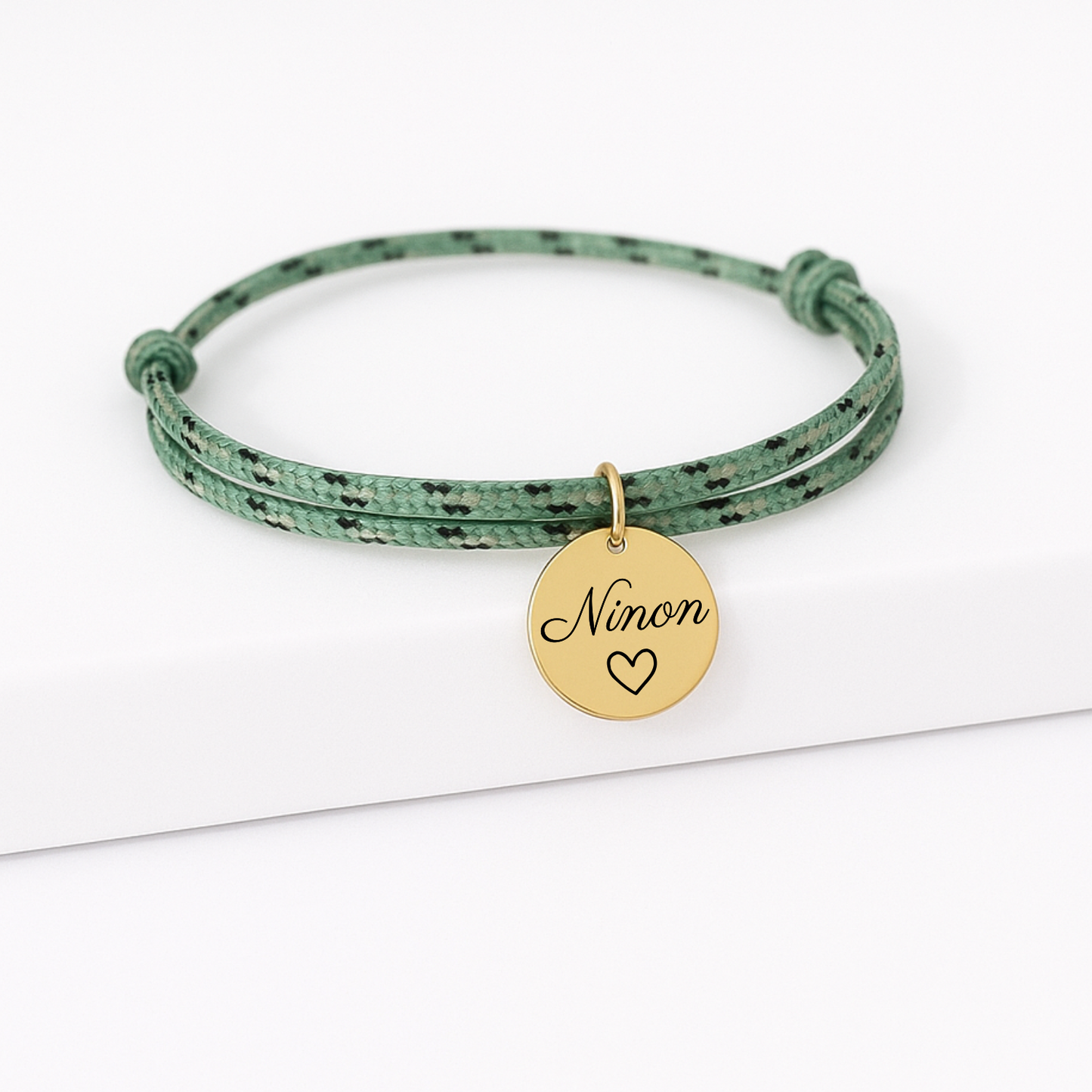 Bracelet personnalisé en cordon avec médailles à graver