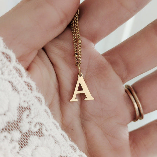 Collier avec lettre en acier