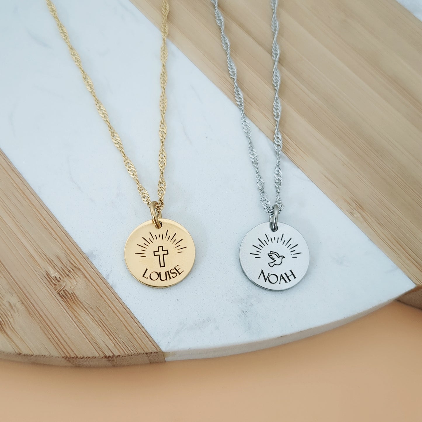 Collier à graver avec croix ou colombe