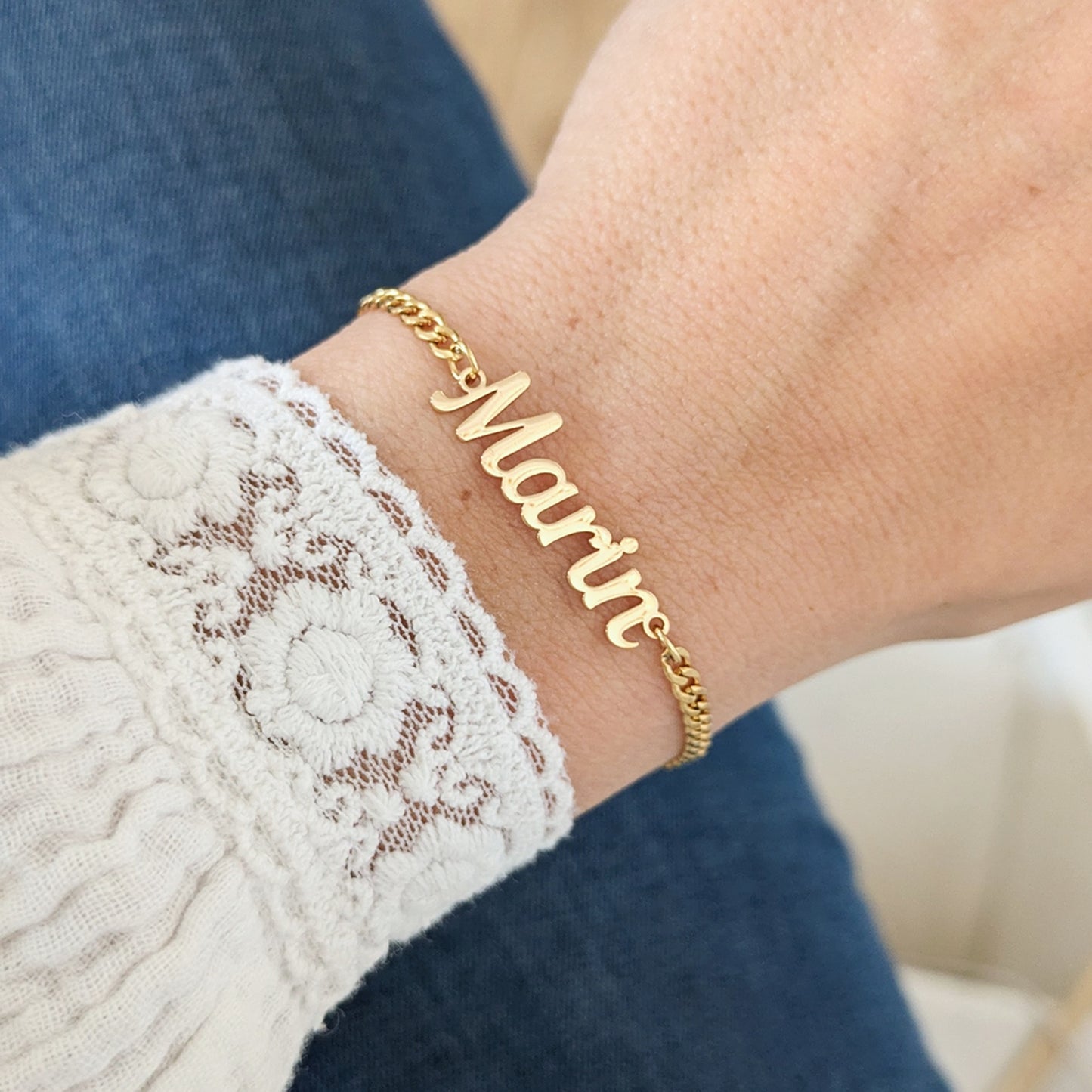 Bracelet prénom personnalisé en acier inoxydable avec pendentif découpé. Un bijou élégant et unique, disponible en or, argent ou or rose, parfait pour un cadeau sur-mesure. Résistant et ajustable, idéal pour un usage quotidien.