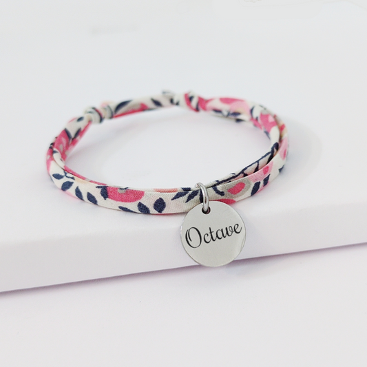 Bracelet personnalisé femme en cordon Liberty avec médaille gravée en acier inoxydable – cadeau maman ou naissance idéal