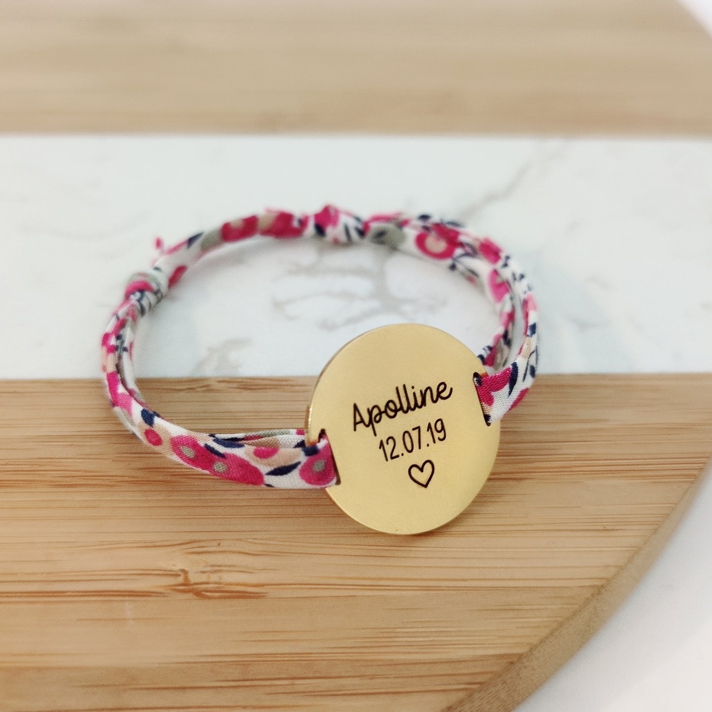 Bracelet personnalisé Liberty femme avec médaille gravée – bijou en tissu fleuri idéal en cadeau maman ou pour célébrer une naissance