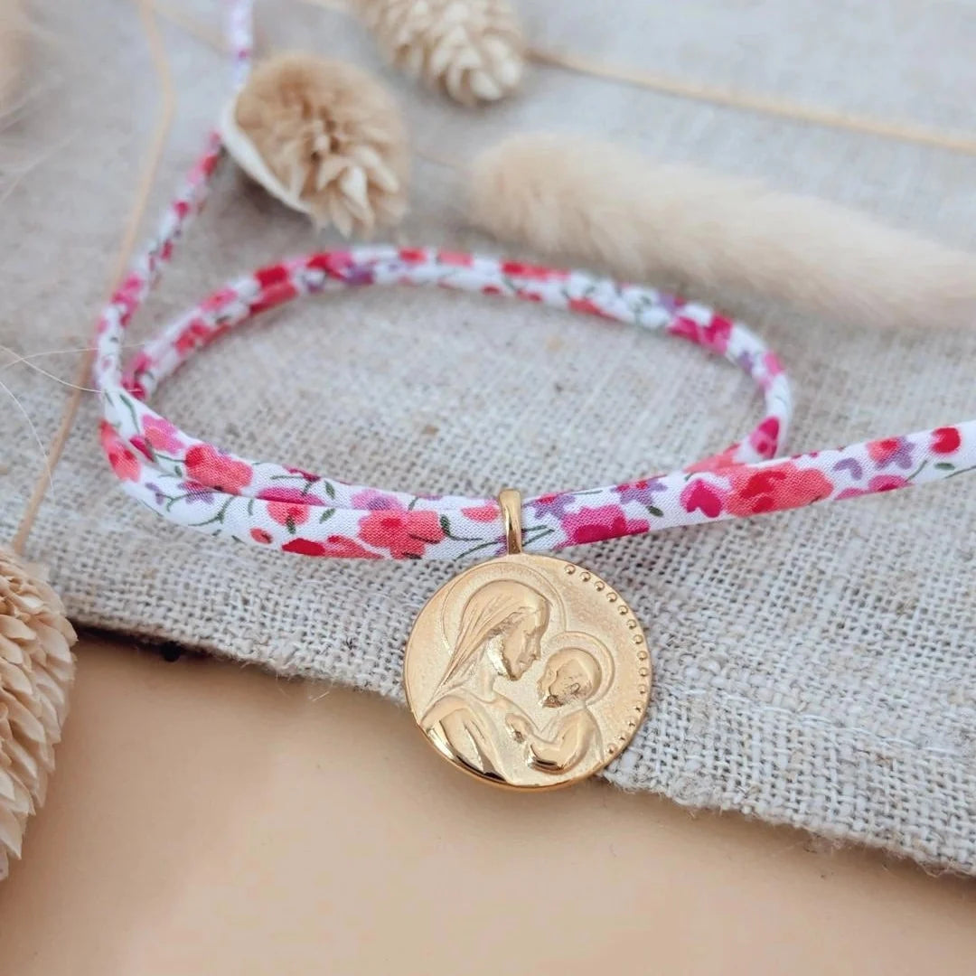 Cadeaux personnalisés baptême et communion avec bijoux gravés pour enfant
