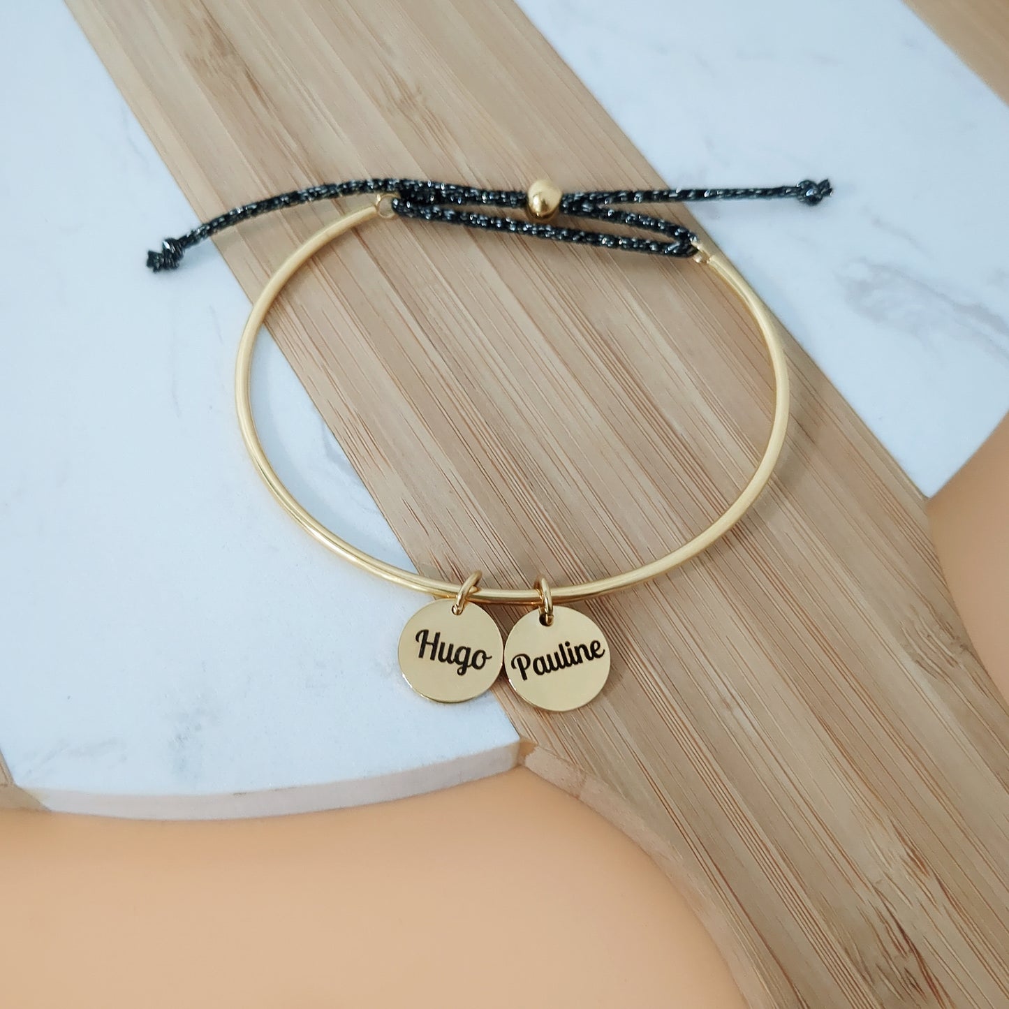 Bracelet jonc personnalisé avec médailles à graver et cordon brillant