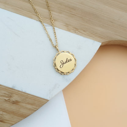 Collier personnalisé à graver avec médaille ajourée
