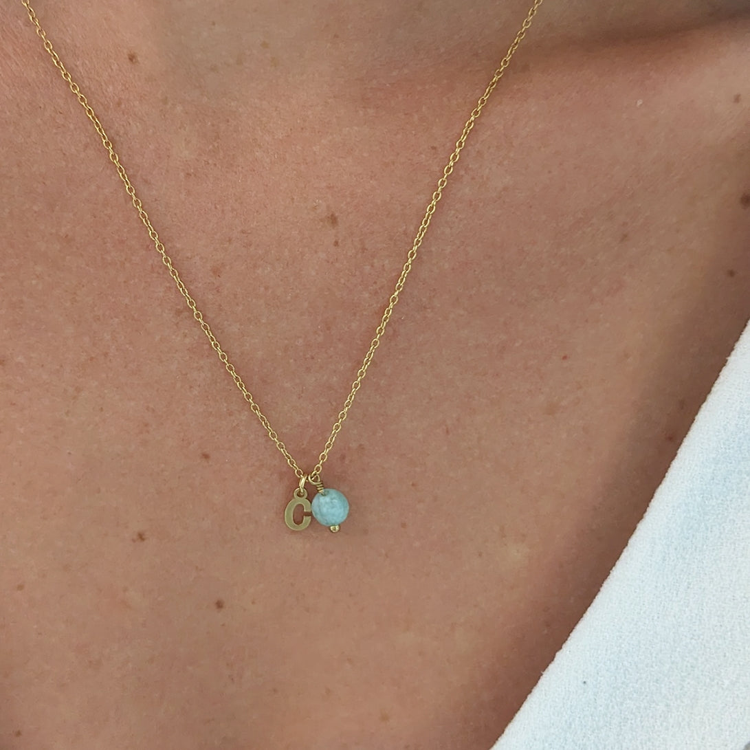 Collier avec lettre et pierre