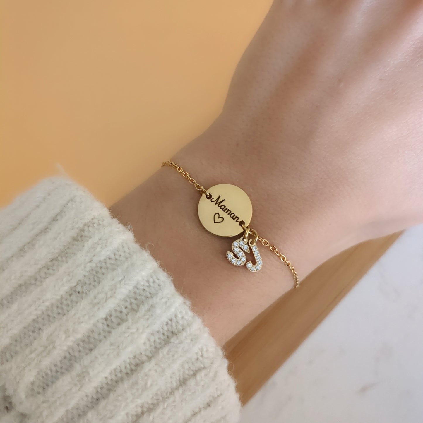 Bracelet avec médaille et lettre strass