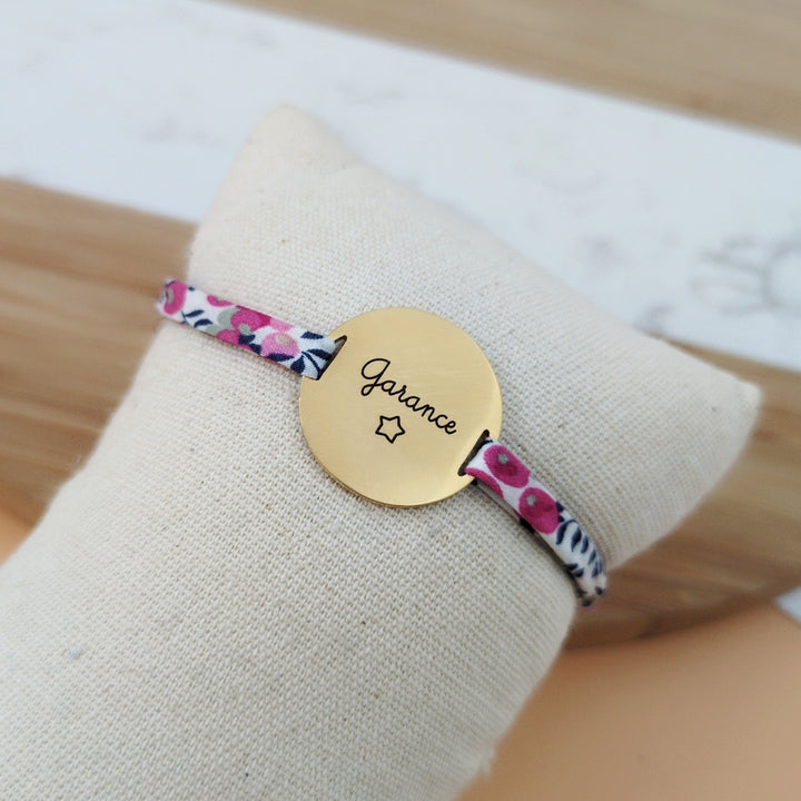 Bracelet personnalisé en cordon liberty avec médaille à graver – détail gravure