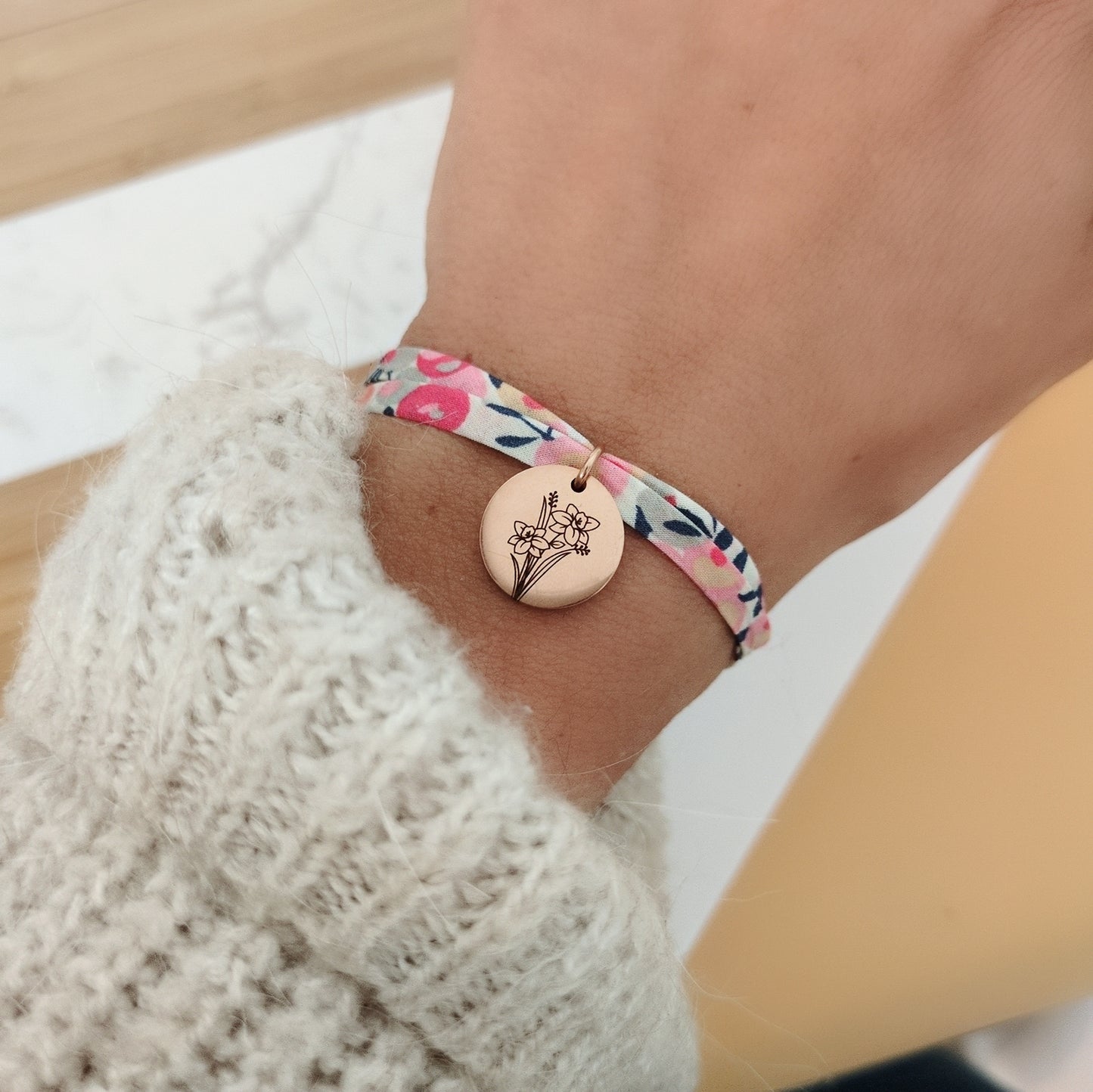 Bracelet personnalisé à graver avec fleur de naissance - Cadeau naissance