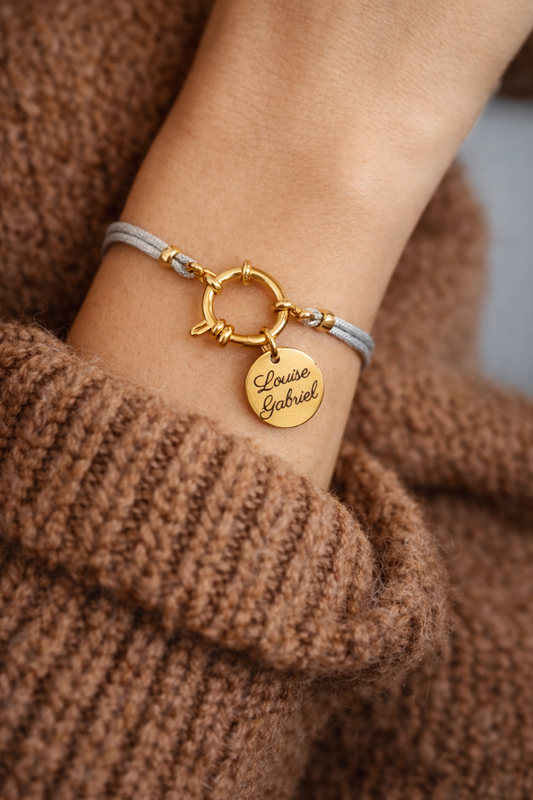 Bracelet personnalisé femme – Médaille gravée prénom – Bracelet cordon bleu brillant & fermoir doré