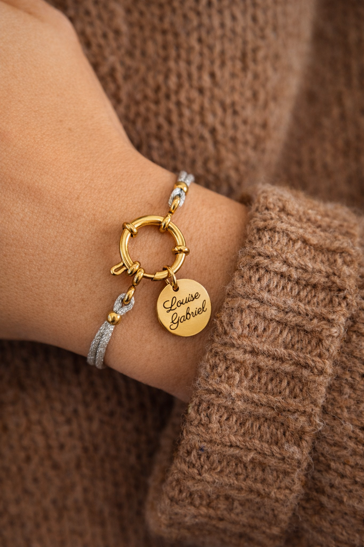 Bracelet cordon personnalisé – Médaille gravée prénom – Un bijou chargé de sens