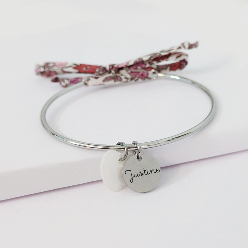 Bracelet jonc personnalisé femme avec médailles gravées en acier inoxydable – idée cadeau naissance ou maman