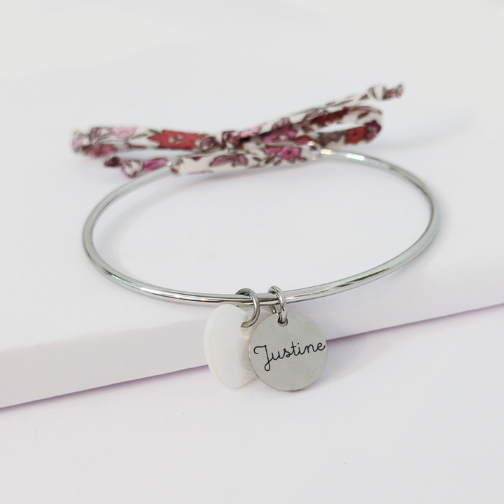 Bracelet jonc personnalisé femme avec médailles gravées en acier inoxydable – idée cadeau naissance ou maman