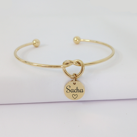 Bracelet jonc personnalisé femme avec médailles gravées en acier inoxydable – idée cadeau maman ou naissance
