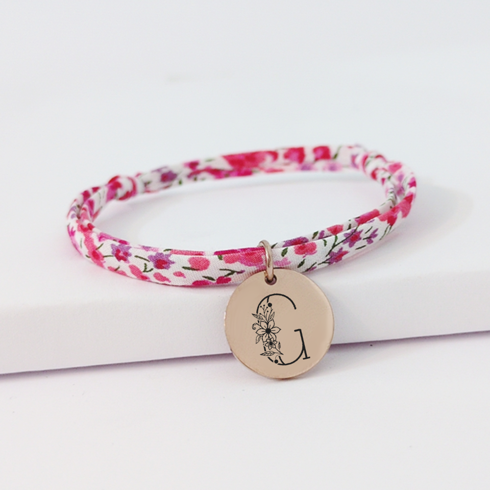 Bracelet personnalisé femme Liberty avec initiale florale gravée sur médaille en acier inoxydable – idée cadeau naissance ou maman