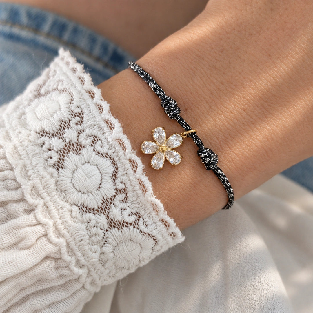 Bracelet Charm avec fleurs en zircon et cordon noir à paillettes