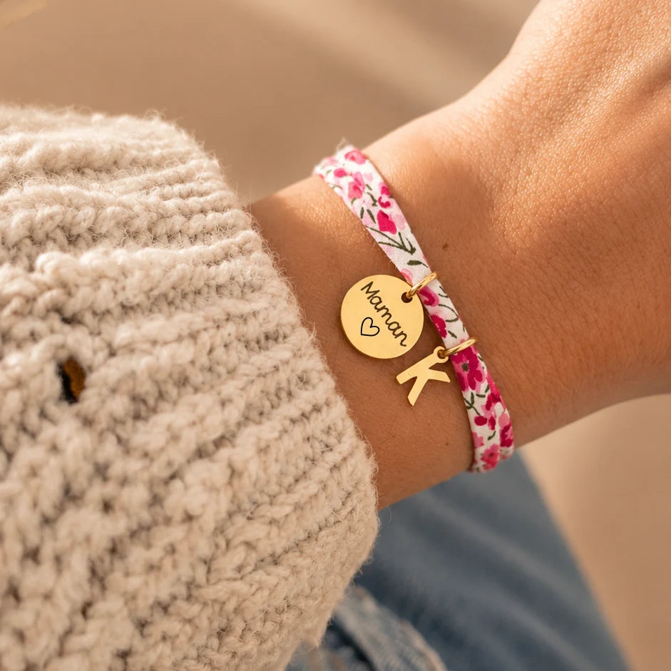 Bracelet liberty cordon rose médaille dorée gravée prénom et lettre initiale personnalisé