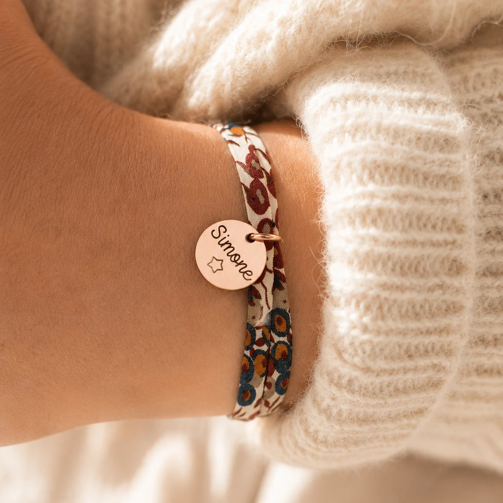 Bracelet liberty cordon fleuri rouge médaille or rosé gravée maman en or cadeau Bliche