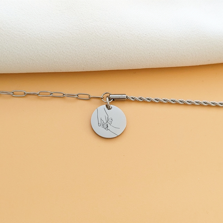Bracelet personnalisé avec chaîne twistée et médaille à graver - Cadeau personnalisé femme