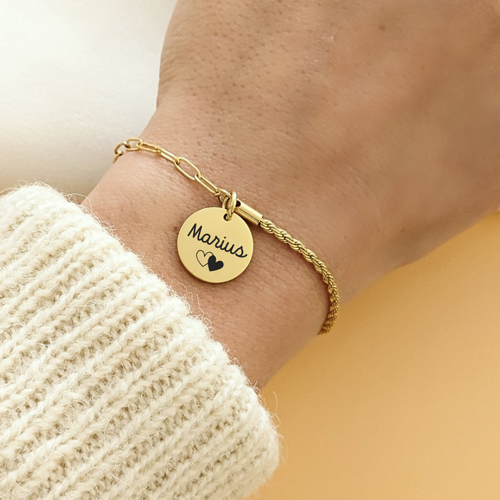 Bracelet personnalisé avec chaîne twistée et médaille à graver - Cadeau personnalisé femme