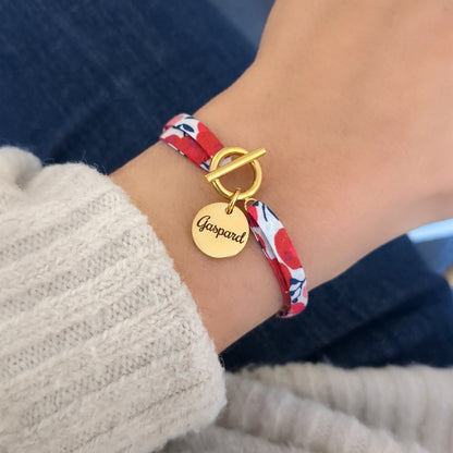 Bracelet breloque charms personnalisé en tissu Liberty avec médaille gravée en acier inoxydable, idéal comme cadeau naissance personnalisé