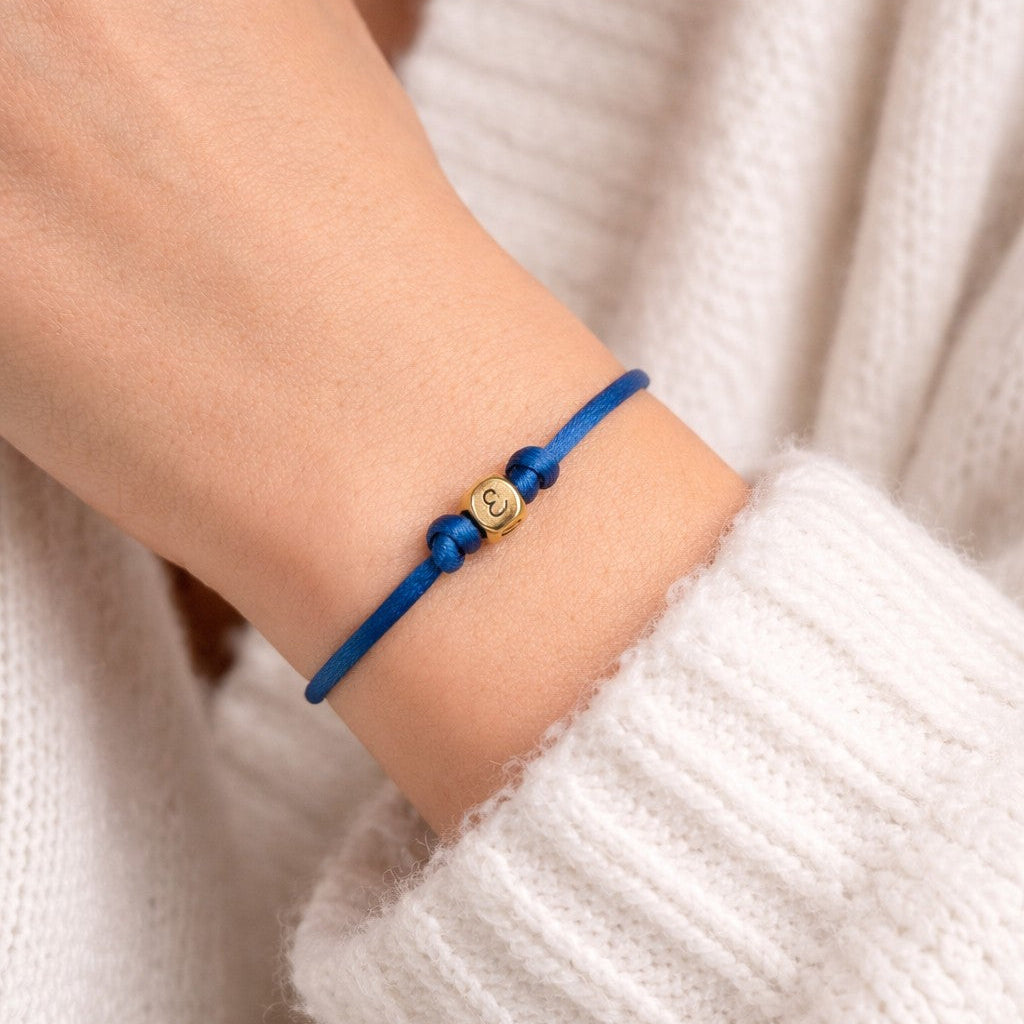 Bracelet gravé avec cubes dorés