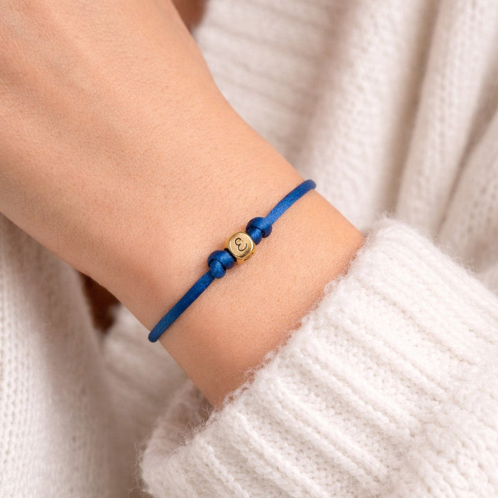 Bracelet gravé avec cubes dorés