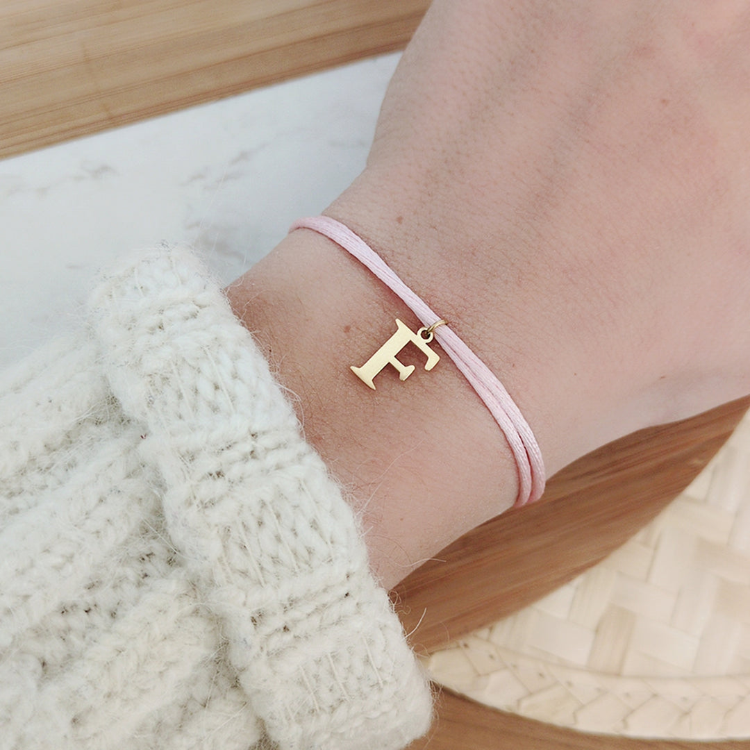 Pack Invités n2 : Bracelet Cordon avec Initiale – vue de face