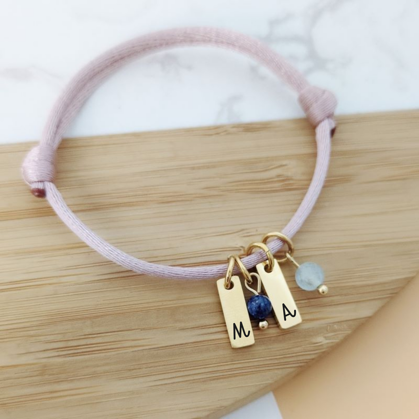 Bracelet personnalisé en cordon avec médailles et pierre fine - Cadeau personnalisé femme