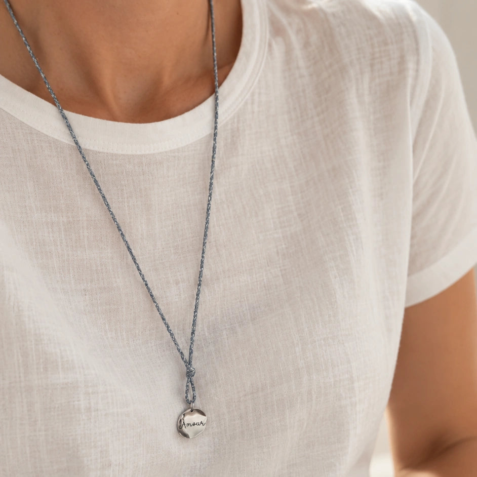 Sautoir pour femme en cordon brillant et médaille ronde