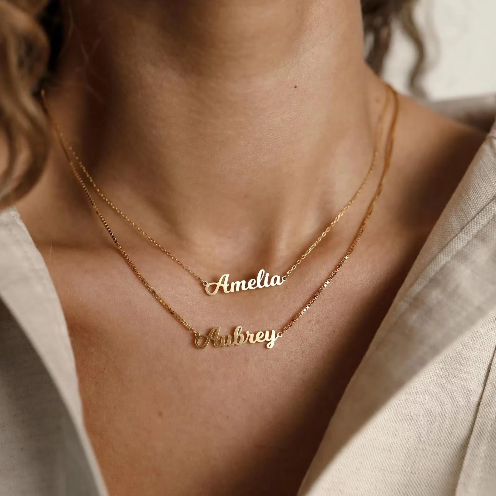 Découvrez notre collier prénom personnalisé en acier inoxydable, un bijou unique et intemporel. Découpé sur-mesure, il est parfait comme cadeau femme pour un anniversaire, Noël ou la fête des mères. Disponible en argent, or ou or rose.