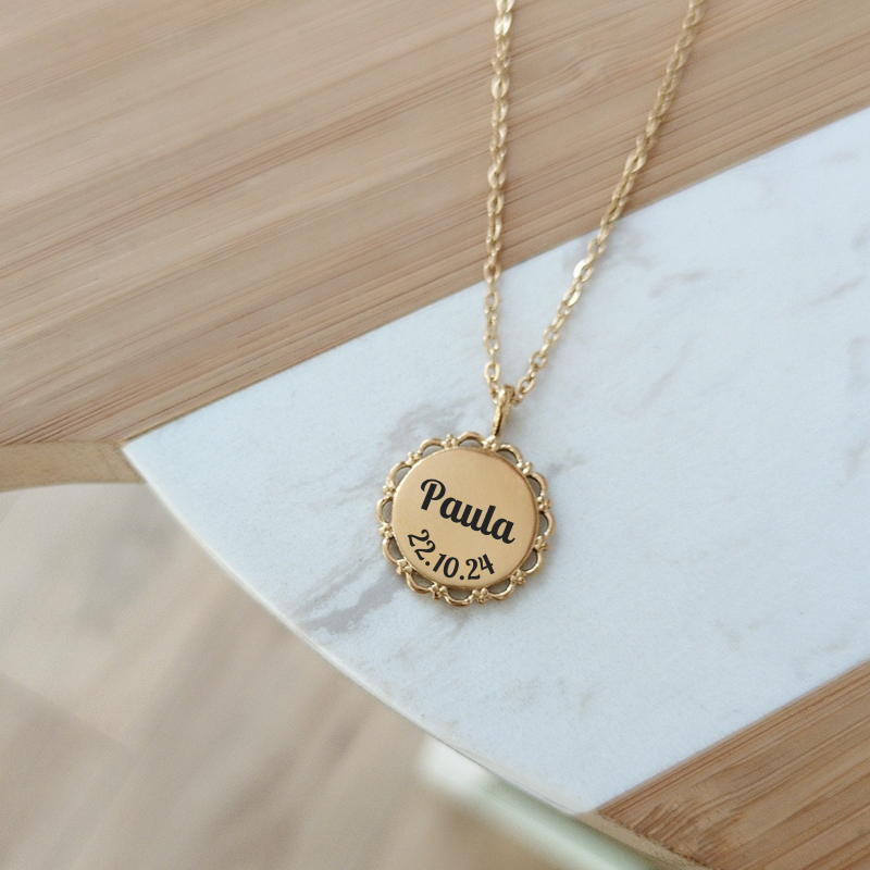 Collier personnalisé à graver avec médaille ajourée