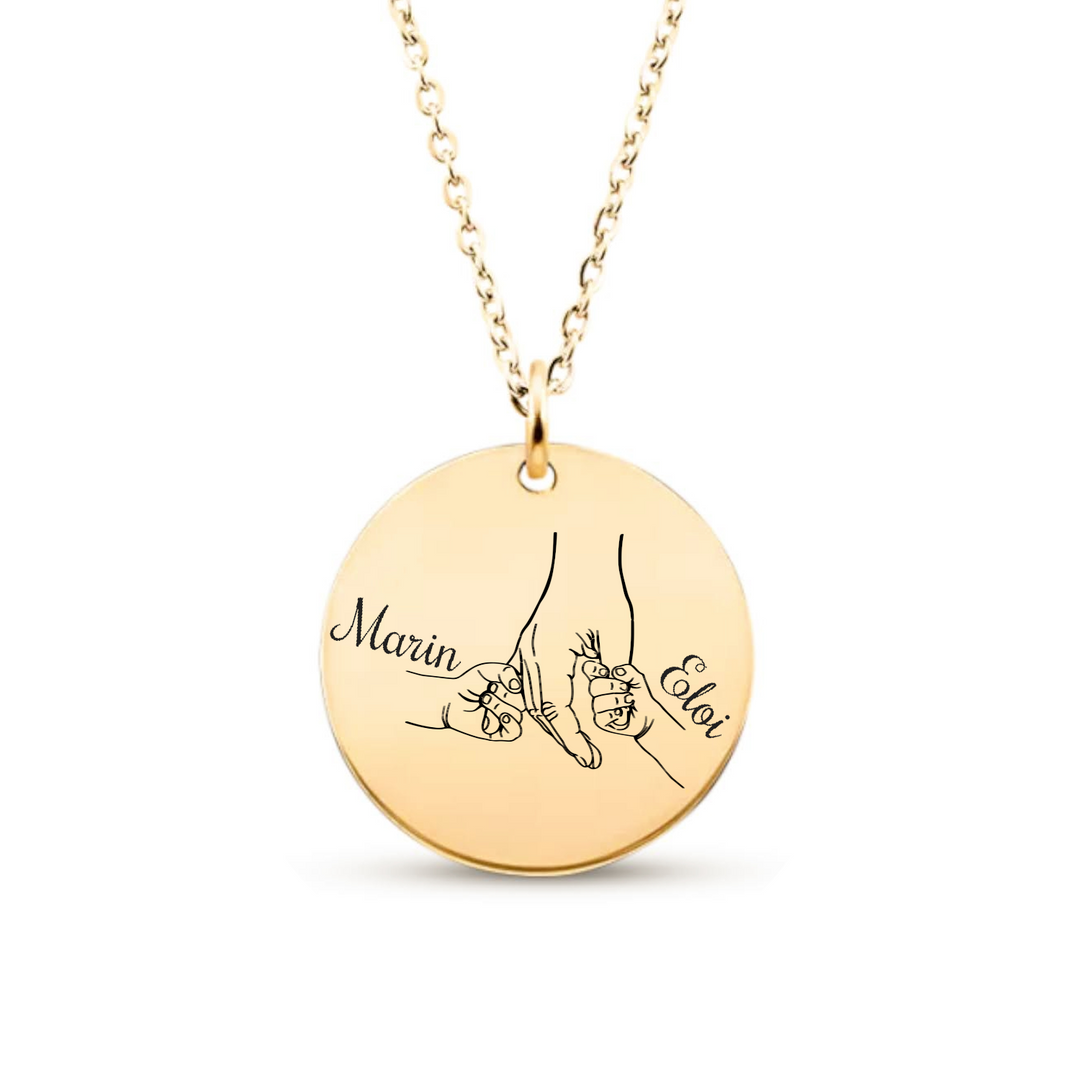 Collier personnalisé avec charms mains maman et enfants gravés en acier inoxydable, cadeau fête des mères idéal