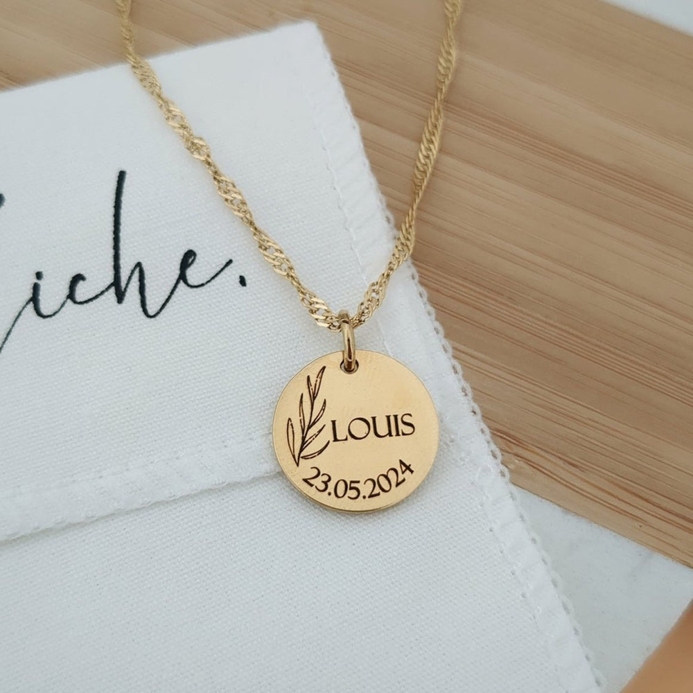 Collier personnalisé femme en acier inoxydable avec pendentif feuille gravée, cadeau naissance personnalisé idéal pour maman