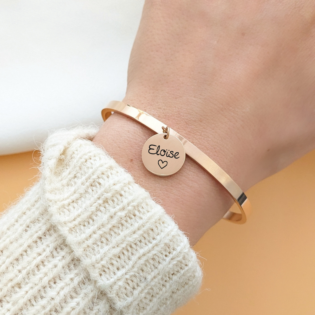 Bracelet à graver jonc personnalisé avec médaille à – détail gravure