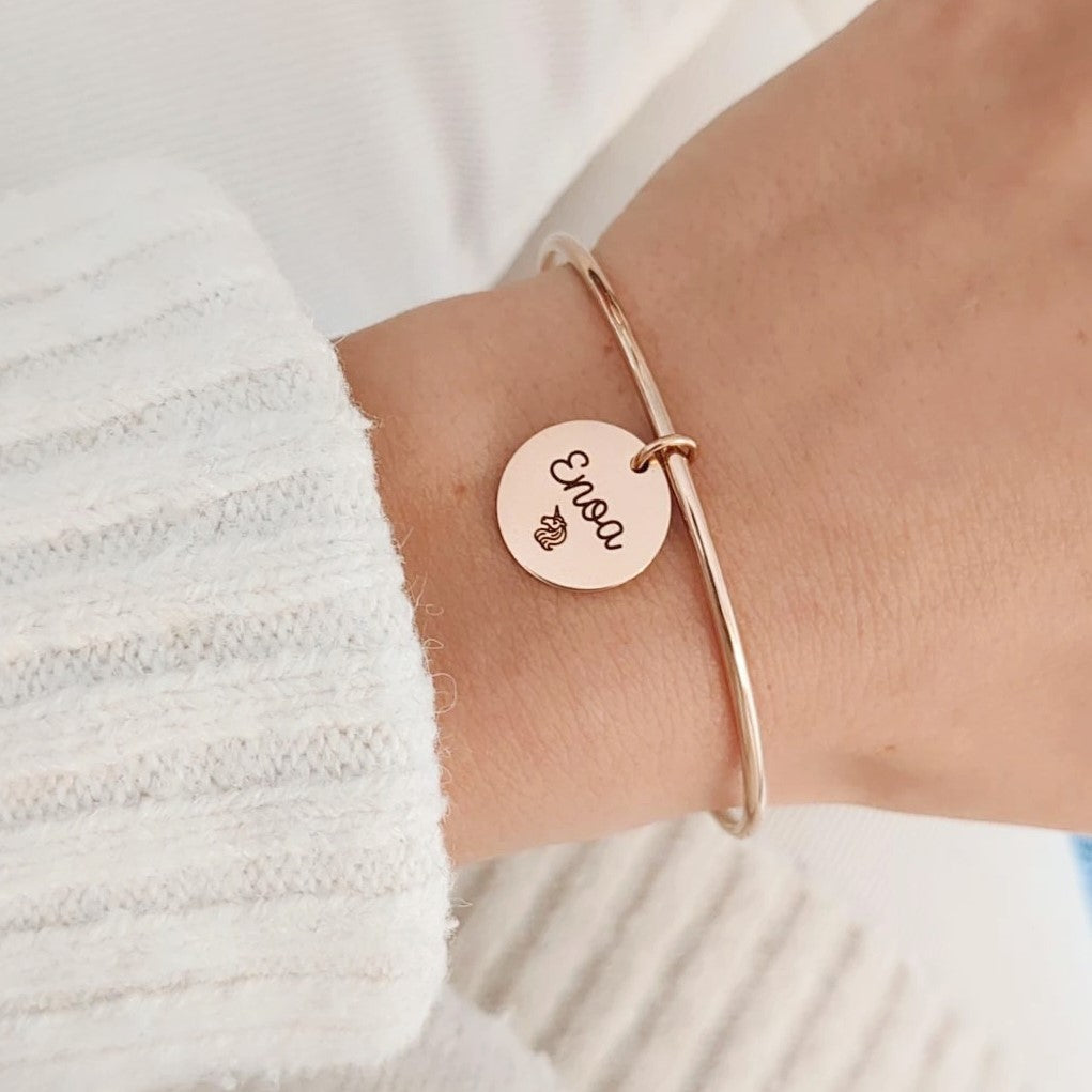 Bracelet à graver jonc avec grande médaille à – détail gravure