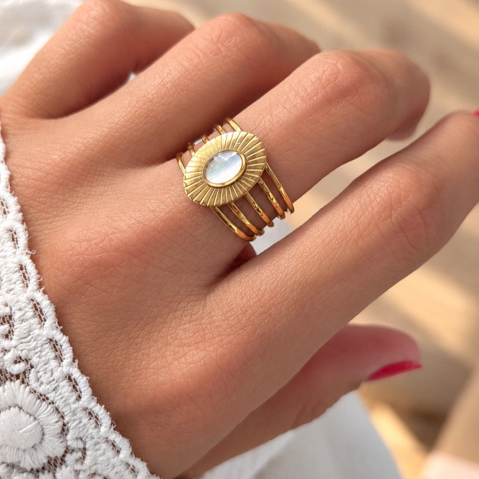 Bague ajustable femme avec pierre en nacre naturelle et multi-rangs dorés
