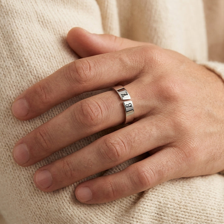 Bague homme initiales gravées portée au doigt — Bliche