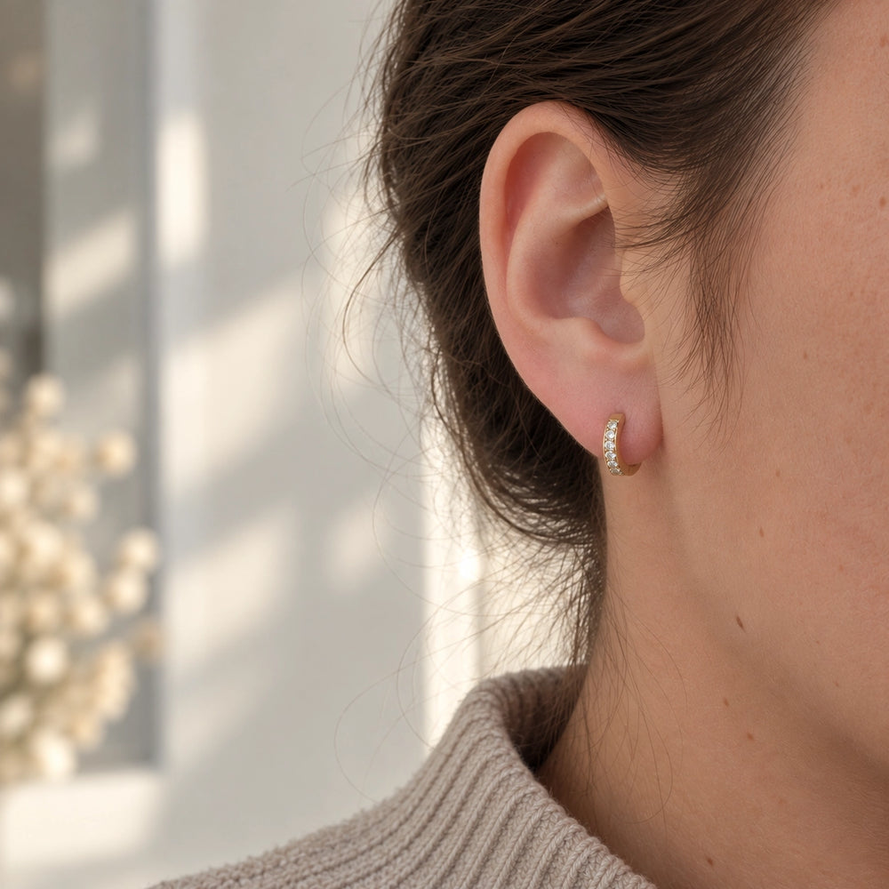 Boucles d'oreilles mini créoles dorées 9 mm pavées zircons face avant acier inoxydable femme Bliche