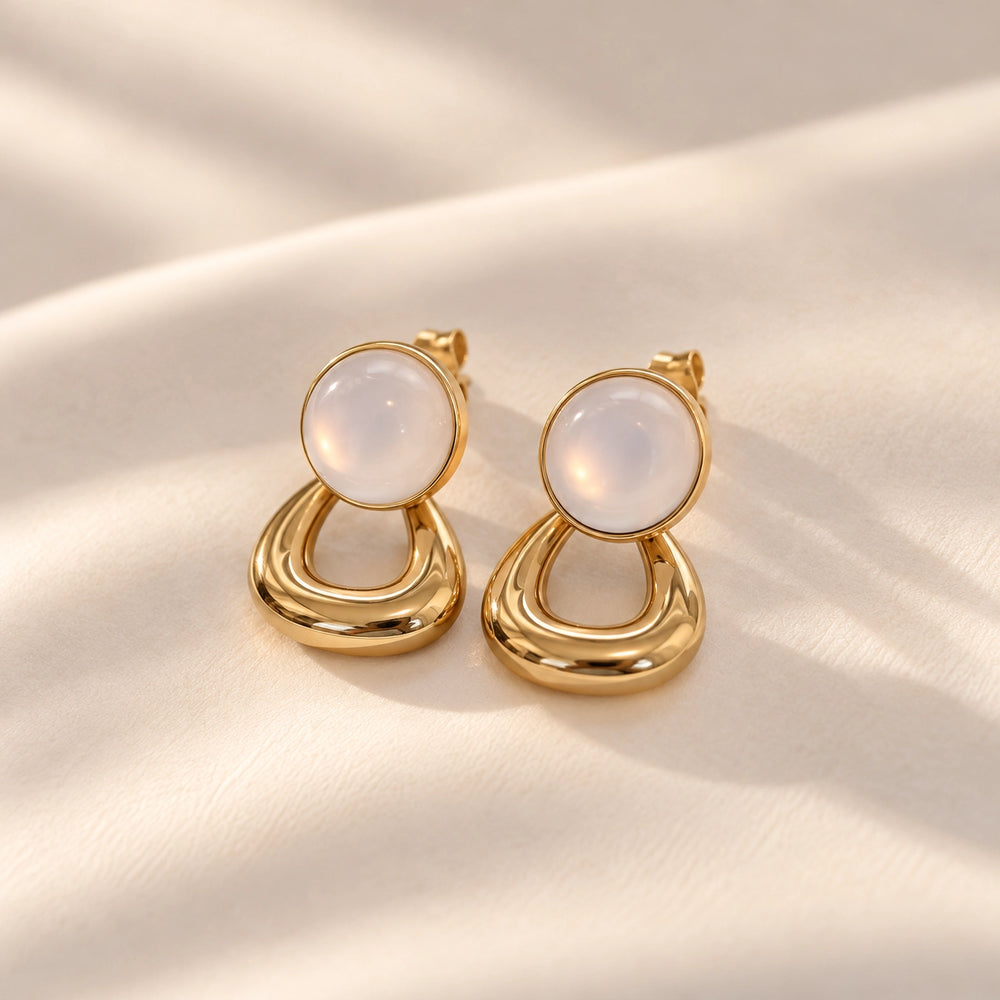 Boucles d'oreilles puces dorées cabochon blanc irisé et anneau doré acier inoxydable femme Bliche