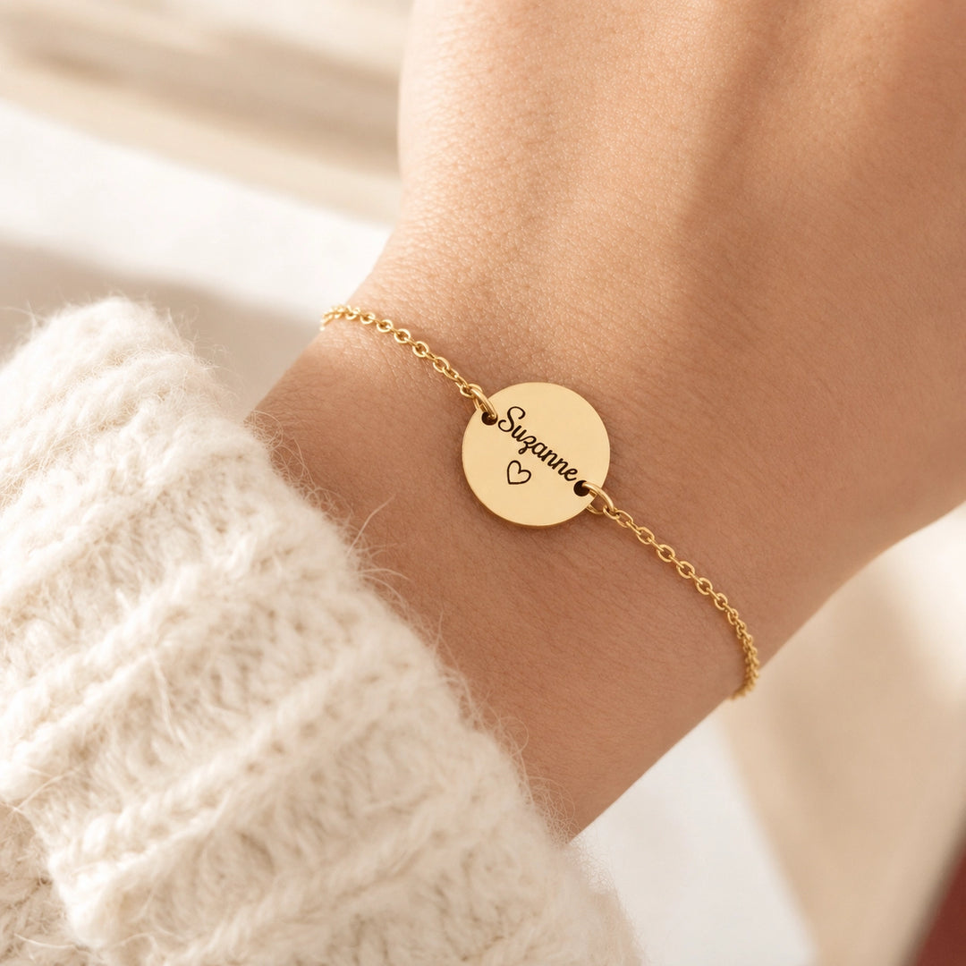Bracelet chaîne fine or avec médaille gravée prénom et cœur personnalisé Bliche