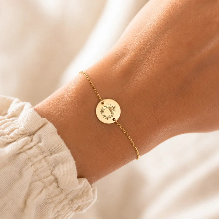 Bracelet chaîne fine or médaille cœur sacré gravée cadeau baptême communion Bliche