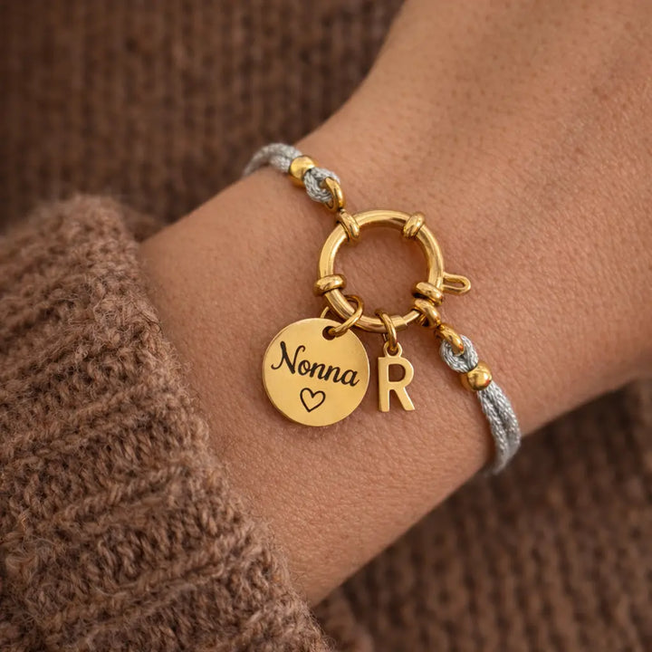 Bracelet cordon brillant gris grand fermoir anneau doré médaille gravée et lettre initiale dorée Bliche