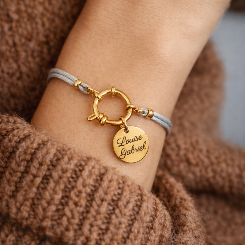 Bracelet cordon brillant bleu grand fermoir anneau doré médaille gravée deux prénoms personnalisé Bliche