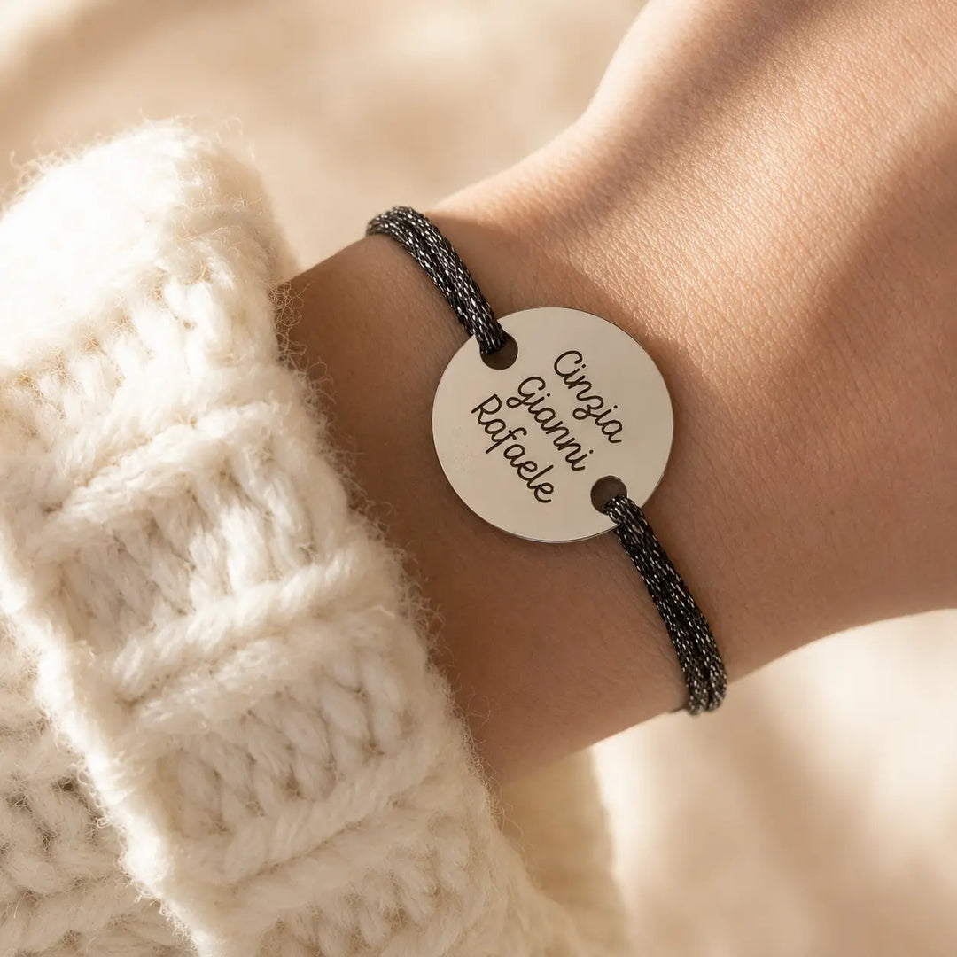 Bracelet avec cordon paillettes et grande médaille à graver avec prénoms