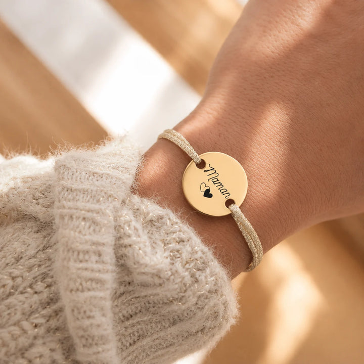Bracelet avec grande médaille dorée gravure Maman avec coeur