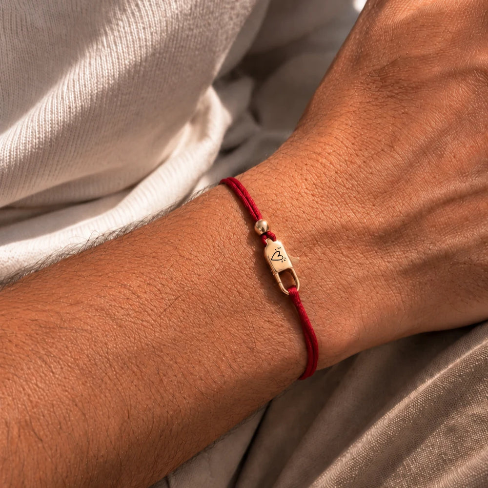 Bracelet homme avec cordon de couleur et fermoir mousqueton avec un coeur gravé
