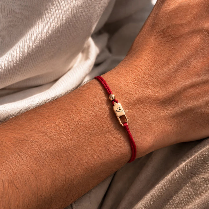 Bracelet homme avec cordon de couleur et fermoir mousqueton avec un coeur gravé