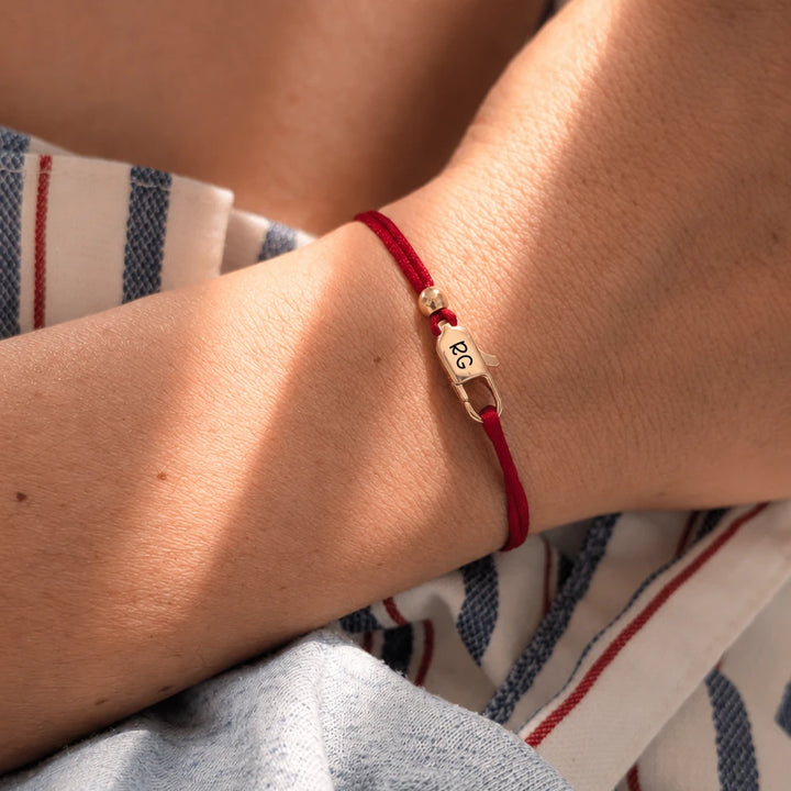 Bracelet cordon rouge fermoir mousqueton doré gravé initiales personnalisé femme Bliche