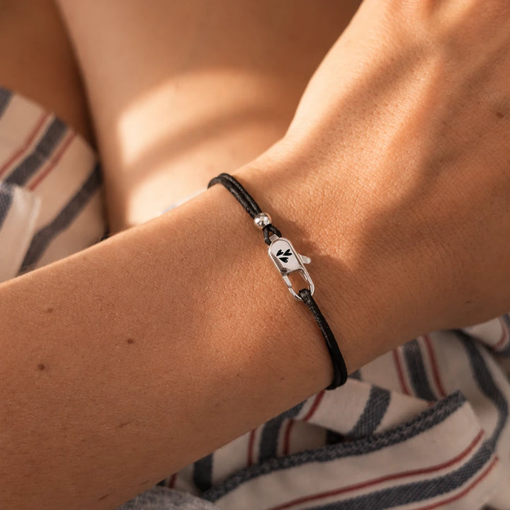 Bracelet avec cordon noir et fermoir mousqueton gravé de coeurs pour femme